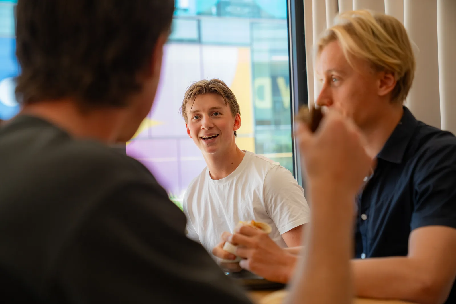 Het team van AI Collega's luncht samen op kantoor