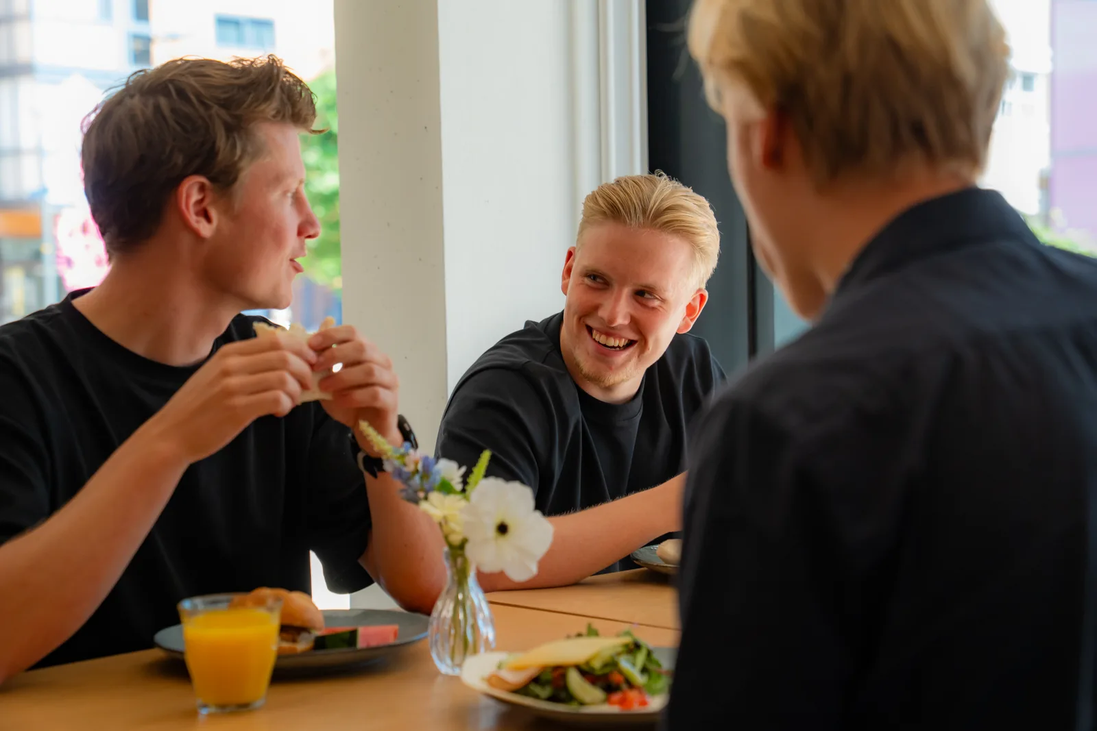 Het team van AI Collega's tijdens de lunch op kantoor